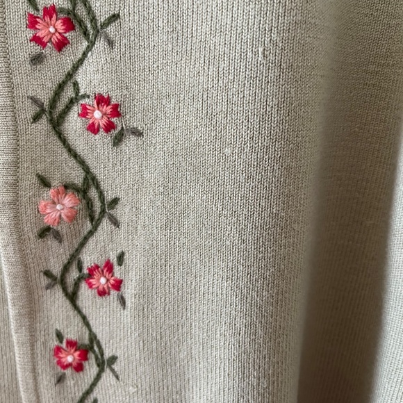 Garfield & Marks Flower Silk Cardigan Sweater, Size Medium - Picture 4 of 6